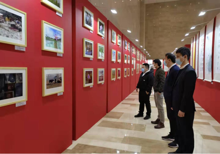 川發(fā)資管組織參觀“說廉、倡廉、行廉” 文化作品展覽