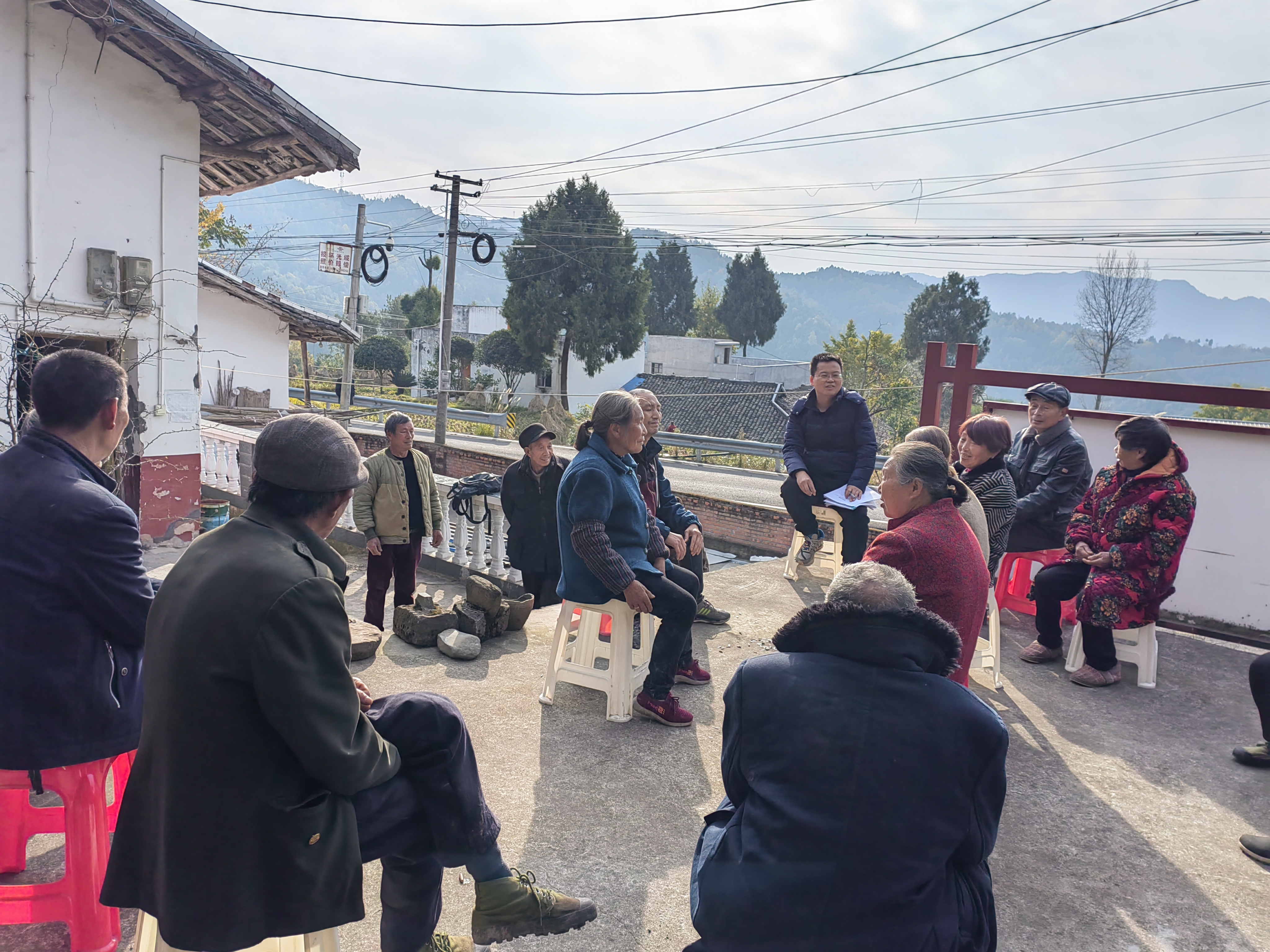 李杰超（中間）組織召開壩壩會，宣講政策，傾聽群眾意見建議_看圖王